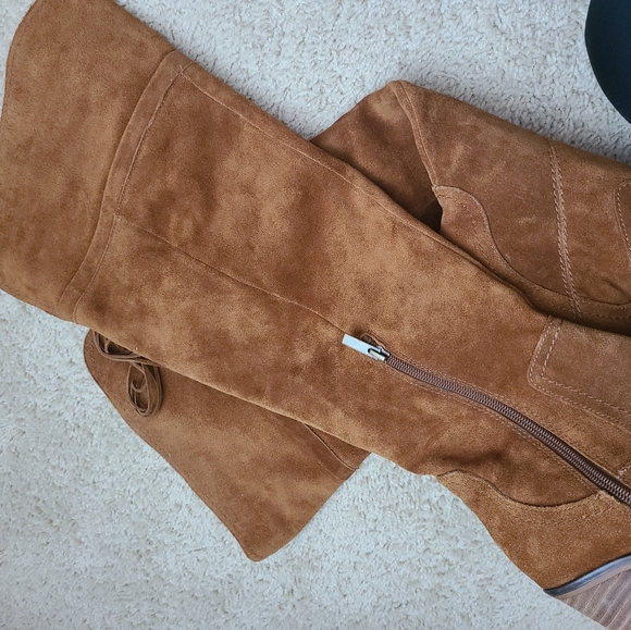 Gorgeous leather knee high boots - Picture 8 of 11